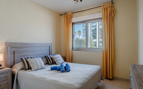 Bahia del Sol: Meubilair, Hout, Flooring, Verdieping, Interieur Ontwerp, Bed, Slaapkamer, Kamer, Bedding, Laken