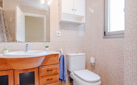 Bahia del Sol: Wastafel In De Badkamer, Badkamer, Loodgieterswerkinrichting, Flooring, Wastafel, Toilet, Badkamerkast, Wc Bril, Verdieping, Interieur Ontwerp