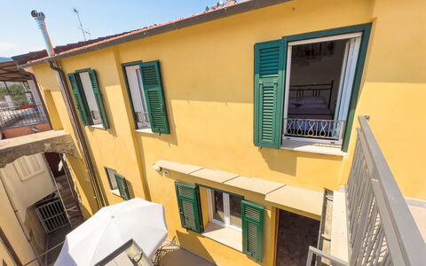 La Casetta Di Emma - Villa Faraldi: Lucht, Eigendom, Dag, Gebouw, Venster, Buurt, Schaduw, Stedelijk Ontwerp, Huis