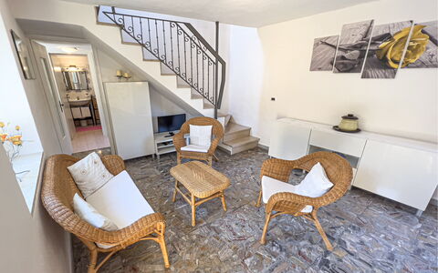 La Casetta Di Emma - Villa Faraldi: Meubilair, Eigendom, Fotolijst, Tafel, Stoel, Plank, Hout, Interieur Ontwerp, Verlichting, Woonkamer