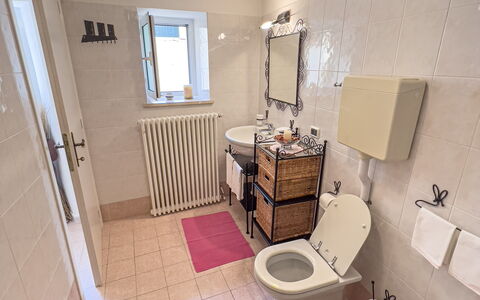 La Casetta Di Emma - Villa Faraldi: Loodgieterswerkinrichting, Gebouw, Wastafel, Wastafel In De Badkamer, Kraan, Badkamer, Wc Bril, Venster, Hout, Verlichting