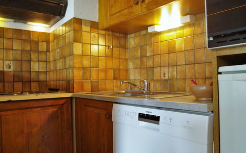 L'Armancette: Countertop, Cabinetry, Keuken, Kamer, Eigendom, Meubilair, Verlichting, Onder-Kabinet Verlichting, Tegel, Gebouw