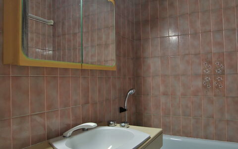 L'Armancette: Badkamer, Tegel, Eigendom, Muur, Kamer, Wastafel In De Badkamer, Loodgieterswerkinrichting, Kraan, Wastafel, Badkamer Accessoire