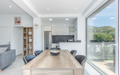 Gironés: Tafel, Meubilair, Eigendom, Fabriek, Bankstel, Cabinetry, Gebouw, Stoel, Hout, Verlichting