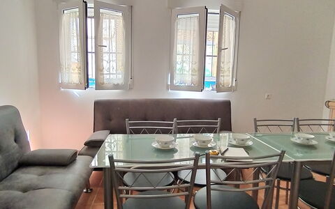 Rainbow: Tafel, Meubilair, Eigendom, Venster, Stoel, Bankstel, Verlichting, Interieur Ontwerp, Flooring