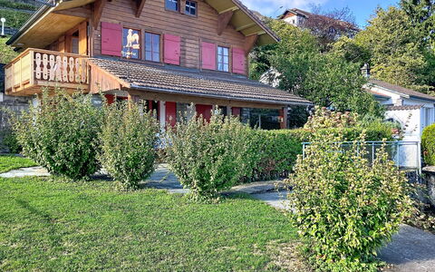 Le Cabanon: Gebouw, Huis, Struik, Huis, Woongebied, Dak, Verblijf, Tuin, De Lente