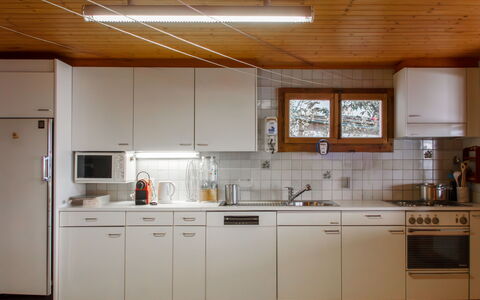 Le Cabanon: Keuken, Toestel Van De Keuken, Countertop, Major Appliance, Gootsteen, Cabinetry, Flooring, Hout, Wastafel, Interieur Ontwerp