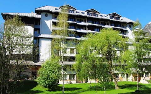 Chamonix 600: Lucht, Fabriek, Gebouw, Eigendom, Groen, Boom, Land Lot, Blok Van De Toren, Stedelijk Ontwerp, Condominium