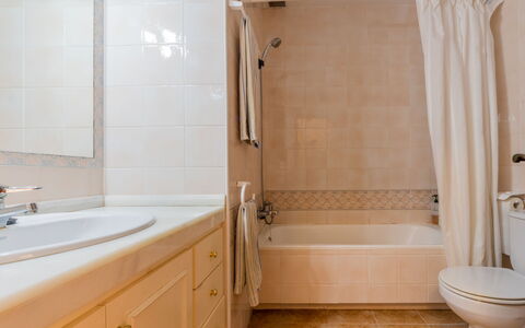 Torredembarra 109: Bad, Loodgieterswerkinrichting, Kraan, Badkamerkast, Shower Rod, Douchekop, Badkamer, Douche, Gebouw