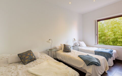 Grace: Eigendom, Meubilair, Comfort, Fabriek, Venster, Hout, Textiel, Gebouw, Hoofdkussen, Schaduw