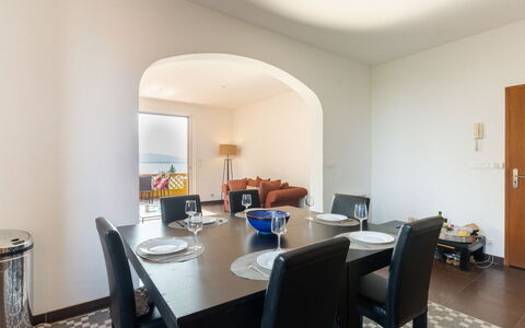 Grace: Tafel, Meubilair, Gebouw, Stoel, Hout, Flooring, Verdieping, Onroerend Goed, Hardwood