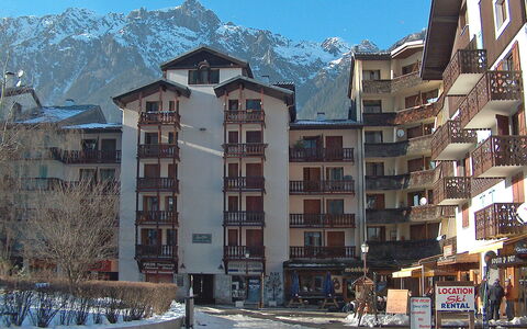 Chamonix 680: Lucht, Dag, Gebouw, Eigendom, Venster, Sneeuw, Stedelijk Ontwerp, Berg, Woongebied, Buurt
