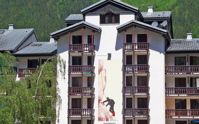 Chamonix 680: Gebouw, Eigendom, Venster, Huis, Hout, Boom, Woongebied, Onroerend Goed, Facade, Stedelijk Ontwerp