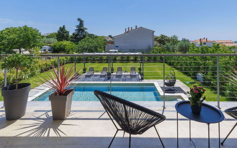 Villa Essea: Water, Fabriek, Lucht, Eigendom, Meubilair, Stoel, Zwembad, Bloempot, Buitenmeubels, Boom