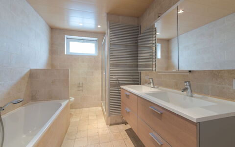 Alaska Beach with Terrace: Kraan, Spiegel, Loodgieterswerkinrichting, Wastafel, Badkamerkast, Bad, Cabinetry, Wastafel In De Badkamer, Gebouw, Badkamer