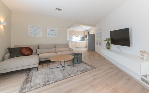 Alaska Beach with Terrace: Bankstel, Meubilair, Gebouw, Comfort, Hout, Televisie, Hal, Huis, Interieur Ontwerp