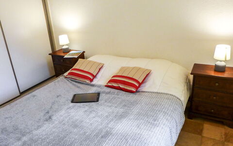 L'Univers: Meubilair, Eigendom, Comfort, Hout, Textiel, Verlichting, Lamp, Interieur Ontwerp, Schaduw, Bed Frame