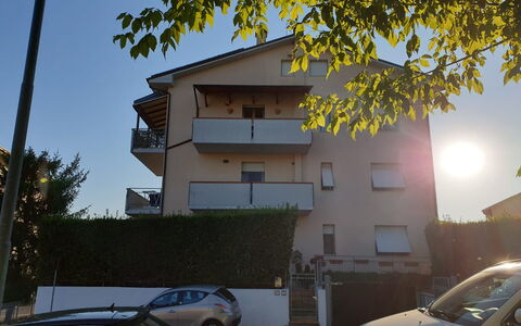 L'attico Di Castelfidardo: Lucht, Auto, Gebouw, Eigendom, Licht, Voertuig, Wiel, Motorvoertuig