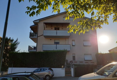 L'attico Di Castelfidardo: Lucht, Auto, Gebouw, Eigendom, Licht, Voertuig, Wiel, Motorvoertuig