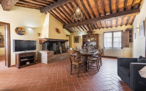 Villa Cevoli: Meubilair, Fotolijst, Eigendom, Tafel, Bankstel, Hout, Venster, Stoel, Woonkamer, Interieur Ontwerp