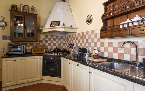 Villa Cevoli: Countertop, Cabinetry, Eigendom, Gootsteen, Wastafel, Fornuis, Toestel Van De Keuken, Keuken, Kraan, Hout