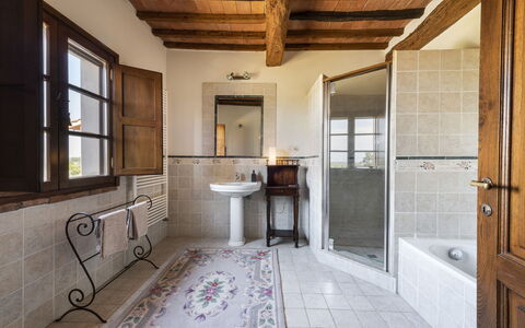 Villa Cevoli: Venster, Gebouw, Deur, Loodgieterswerkinrichting, Hout, Badkamer, Interieur Ontwerp, Flooring, Verdieping