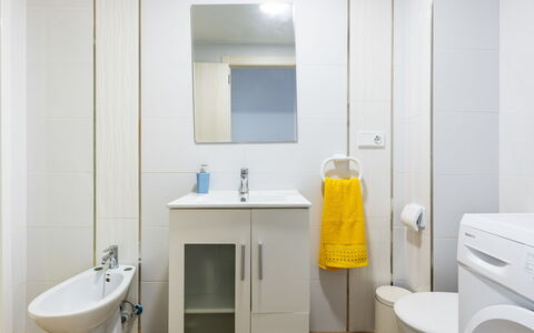 Orion: Loodgieterswerkinrichting, Wastafel, Kraan, Spiegel, Eigendom, Wit, Wastafel In De Badkamer, Purper, Badkamer, Architectuur