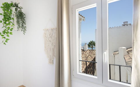 Puerto Banus Opq: Fabriek, Venster, Hout, Architectuur, Interieur Ontwerp, Schaduw, Verdieping, Kamerplant, Gebouw