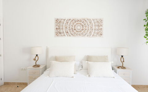 Puerto Banus Opq: Eigendom, Meubilair, Gebouw, Hout, Textiel, Comfort, Interieur Ontwerp, Rechthoek, Verdieping, Schaduw