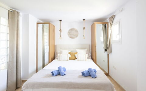 Puerto Banus Opq: Gebouw, Eigendom, Meubilair, Azure, Cabinetry, Comfort, Textiel, Tafel, Hout, Bed