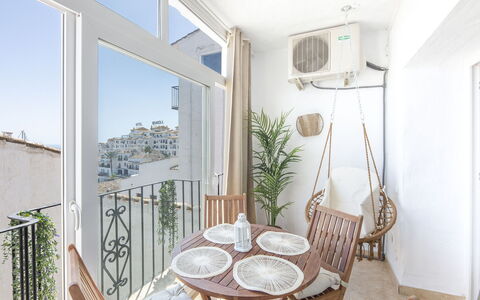 Puerto Banus Opq: Eigendom, Meubilair, Fabriek, Tafel, Venster, Gebouw, Hout, Stoel, Interieur Ontwerp, Schaduw