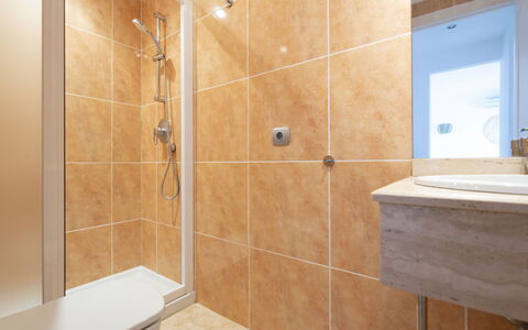 Puerto Banus Opq: Bruin, Loodgieterswerkinrichting, Deur Van De Douche, Douchekop, Badkamer, Douche, Interieur Ontwerp, Kraan, Flooring