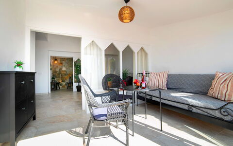 Calpe Calp 1117: Meubilair, Eigendom, Tafel, Gebouw, Cabinetry, Fabriek, Interieur Ontwerp, Comfort, Verlichting, Stoel
