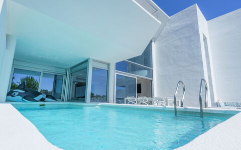 Kristina: Water, Azure, Gebouw, Zwembad, Lucht, Schaduw, Aqua, Condominium, Vrije Tijd, Samengesteld Materiaal