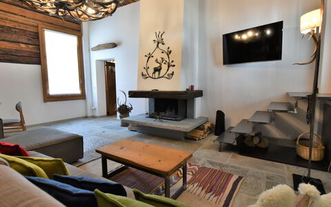 Baita Barin: Fotolijst, Tafel, Eigendom, Meubilair, Bankstel, Comfort, Hout, Interieur Ontwerp, Verlichting, Flooring