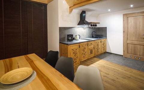Zakopane 460: Meubilair, Cabinetry, Tafel, Hout, Stoel, Keuken, Countertop, Flooring, Verdieping, Beits