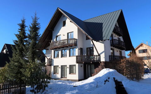 Harrachov 552: Water, Fabriek, Lucht, Eigendom, Zwembad, Blauw, Boom, Zwemwater, Schaduw, Gras