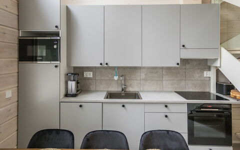 Villa Galdu a: Keuken, Countertop, Toestel Van De Keuken, Flooring, Interieur Ontwerp, Meubilair, Hout, Major Appliance, Cabinetry, Wastafel