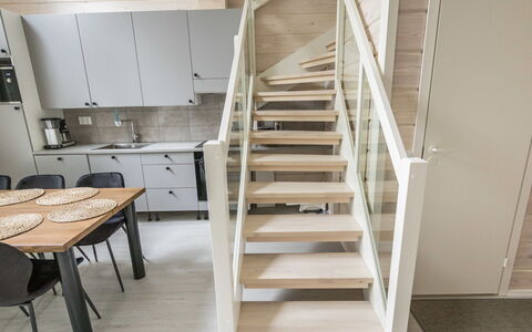Villa Galdu a: Flooring, Trap, Verdieping, Hout, Houten Vloer, Interieur Ontwerp, Huis, Laminaatvloer, Deur, Hardwood