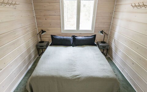 Villa Galdu a: Hout, Flooring, Verdieping, Slaapkamer, Interieur Ontwerp, Houten Vloer, Bed, Kamer, Laken, Plafond