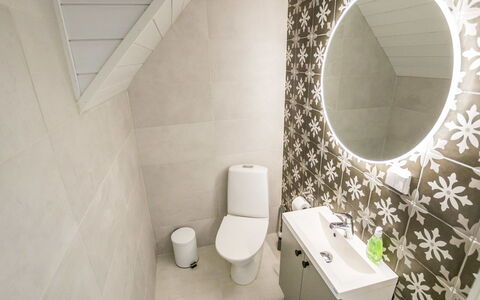 Villa Galdu a: Flooring, Verdieping, Loodgieterswerkinrichting, Badkamer, Interieur Ontwerp, Wc Bril, Toilet, Wastafel In De Badkamer, Loodgieter, Tegel