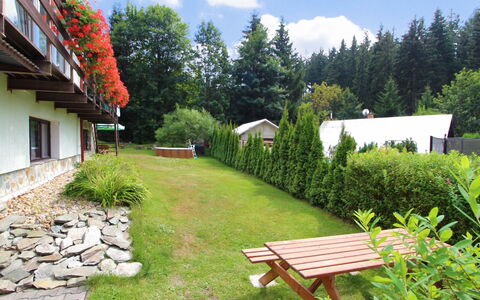 Harrachov Pool & Garden: Fabriek, Lucht, Wolk, Meubilair, Openluchtbank, Plantkunde, Gebouw, Natuur, Boom, Natuurlijk Landschap