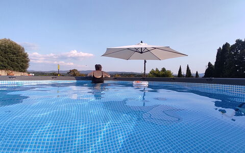 Villa La Cicogna Tuscany: Water, Lucht, Gebouw, Zwembad, Paraplu, Azure, Boom, Schaduw, Buitenmeubels, Vrije Tijd