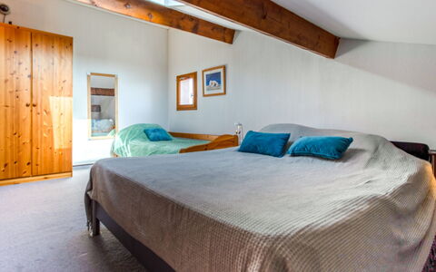 Belle Ile 1: Meubilair, Eigendom, Gebouw, Comfort, Azure, Hout, Bed Frame, Bed, Hoofdkussen, Interieur Ontwerp