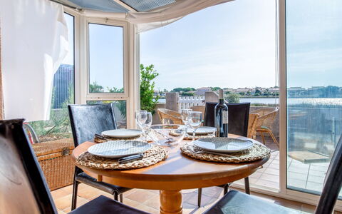 Belle Ile 1: Tafel, Eigendom, Meubilair, Gebouw, Lucht, Azure, Venster, Interieur Ontwerp, Hout, Stoel