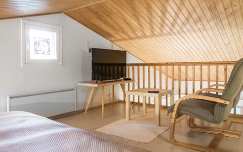 Kivakatti: Bed, Meubilair, Slaapkamer, Interieur Ontwerp, Bedding, Laken, Flooring, Hout, Verdieping, Kamer