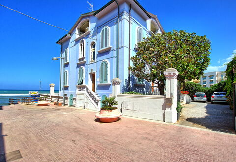 Casa Riva: Lucht, Fabriek, Eigendom, Gebouw, Water, Venster, Boom, Woongebied, Onroerend Goed, Facade