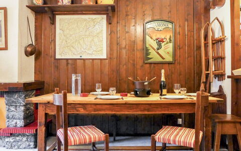 Chamonix - les Praz 100: Kamer, Meubilair, Tafel, Eetkamer, Interieur Ontwerp, Keuken En Eettafel, Gebouw, Hout, Huis, Beits