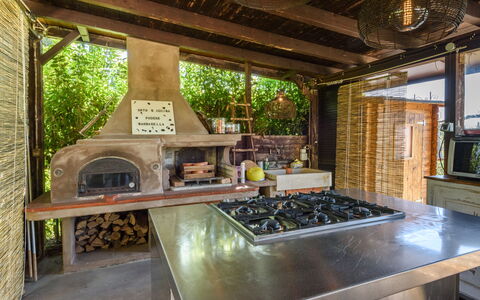 Villa Pancole: Eigendom, Toestel Van De Keuken, Hout, Countertop, Fornuis, Interieur Ontwerp, Tafel, Woonkamer, Gasfornuis, Keuken