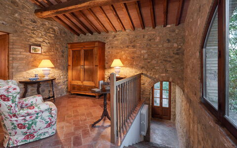 Borgo Al Castello: Meubilair, Gebouw, Venster, Fotolijst, Hout, Straal, Verdieping, Boom, Beits, Hardwood